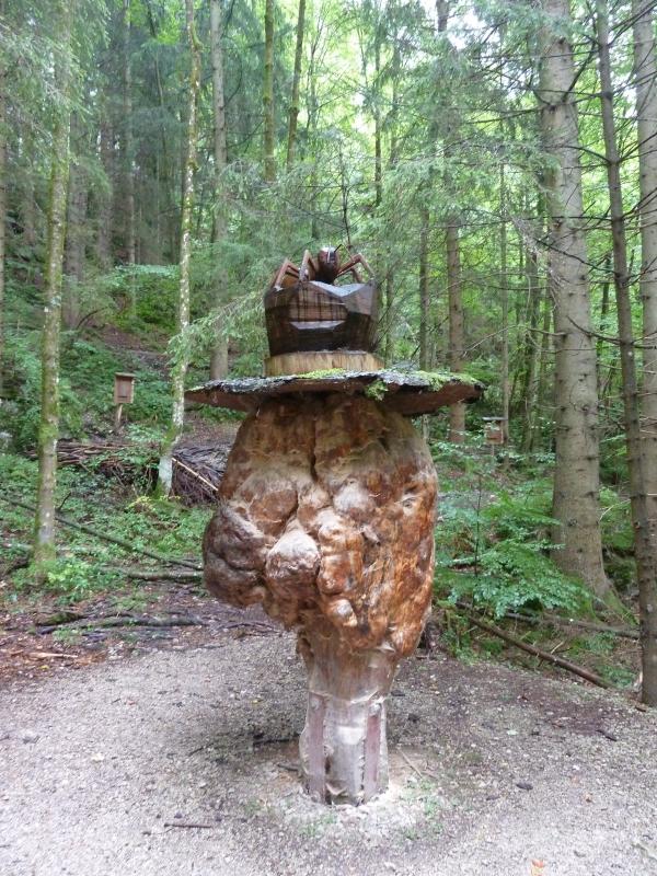 Skulptur im Bergwaldpfad; (c) Stephan Matthiesen