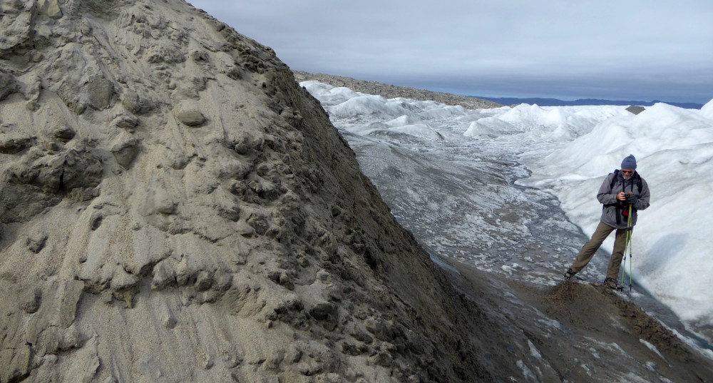 Großer Sandkegel auf dem Inlandeis