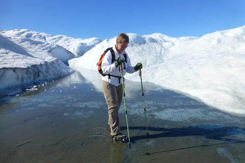 Andrea Kamphuis überquert einen zugefrorenen See auf dem Inlandeis