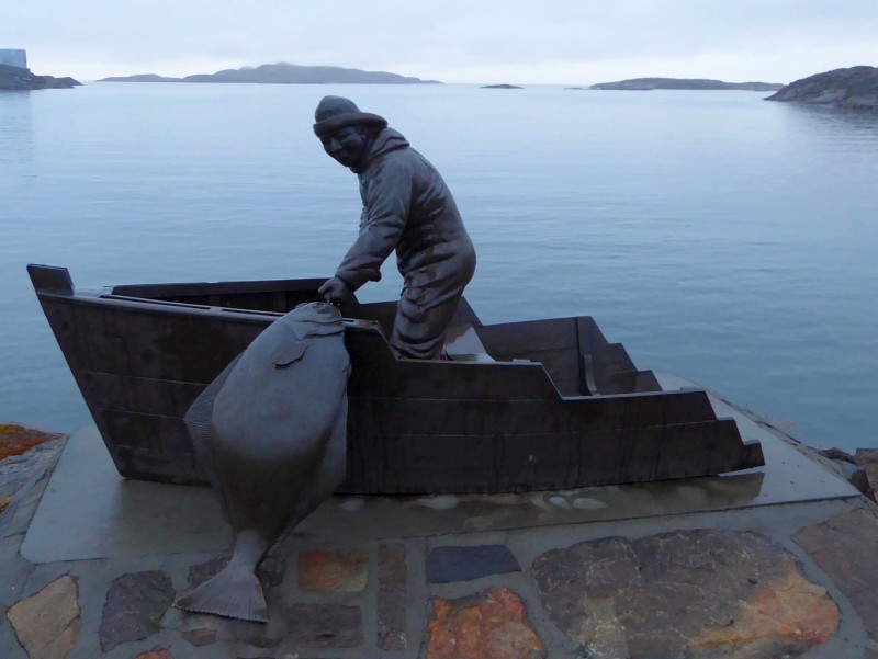 Heilbuttfischer-Denkmal in Sisimiut, Grönland, CC BY-SA 3.0 DE Andrea Kamphuis