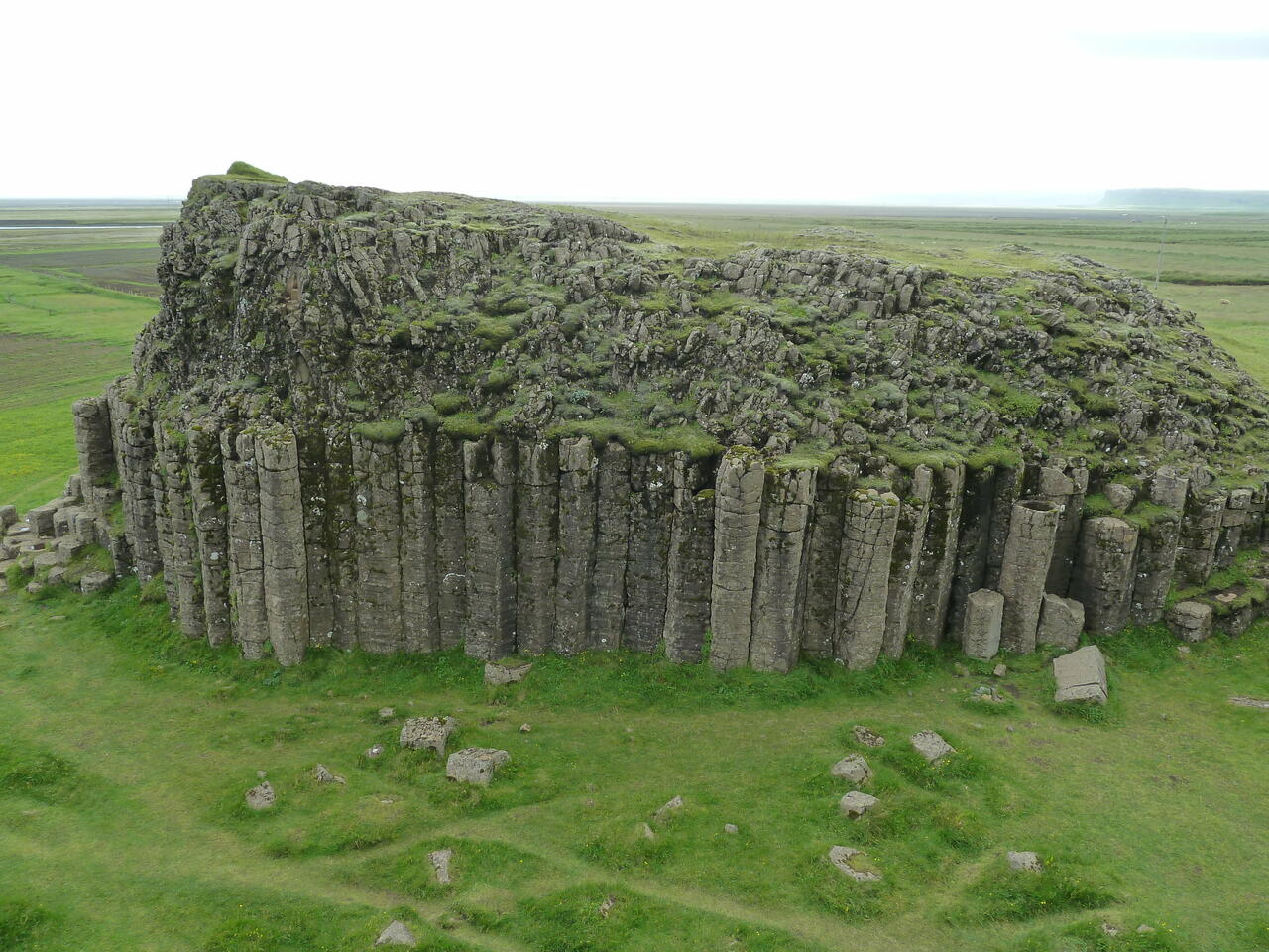 Dverghamrar auf Island: Ein etwa 50 Meter breiter, 10 Meter hoher Block aus Basalt mit einer Schicht aus Säulen, darüber eine chaotisch wirkende Gesteinsschicht; (c) Stephan Matthiesen 2011