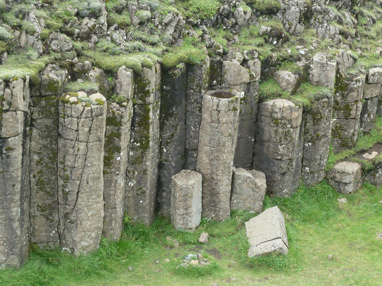 Die Basaltsäulen von Dverghamrar aus etwas Entfernung; (c) Stephan Matthiesen 2011