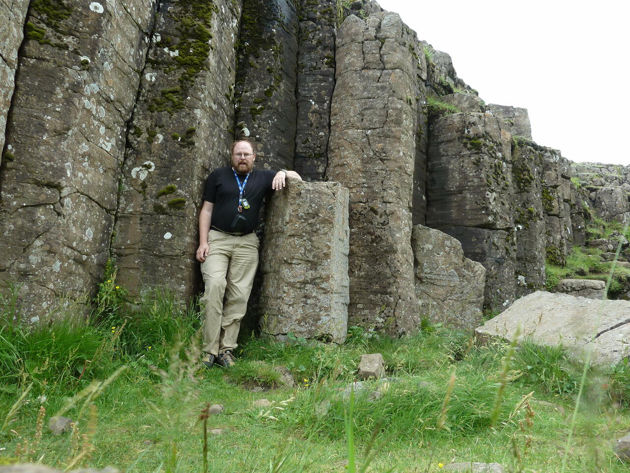 Basaltsäulen, etwa einen Meter im Durchmesser und 5 Meter hoch, mit Person als Größenvergleich am Dverghamrar auf Island; (c) Stephan Matthiesen 2011