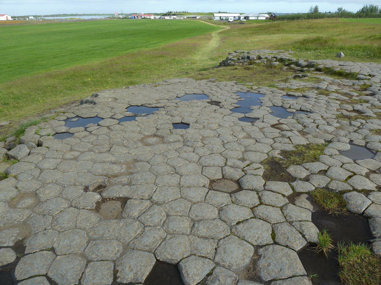 Pflasterähnliche Steine an der Oberfläche am Kirkjugárd, Island; (c) Stephan Matthiesen 2011