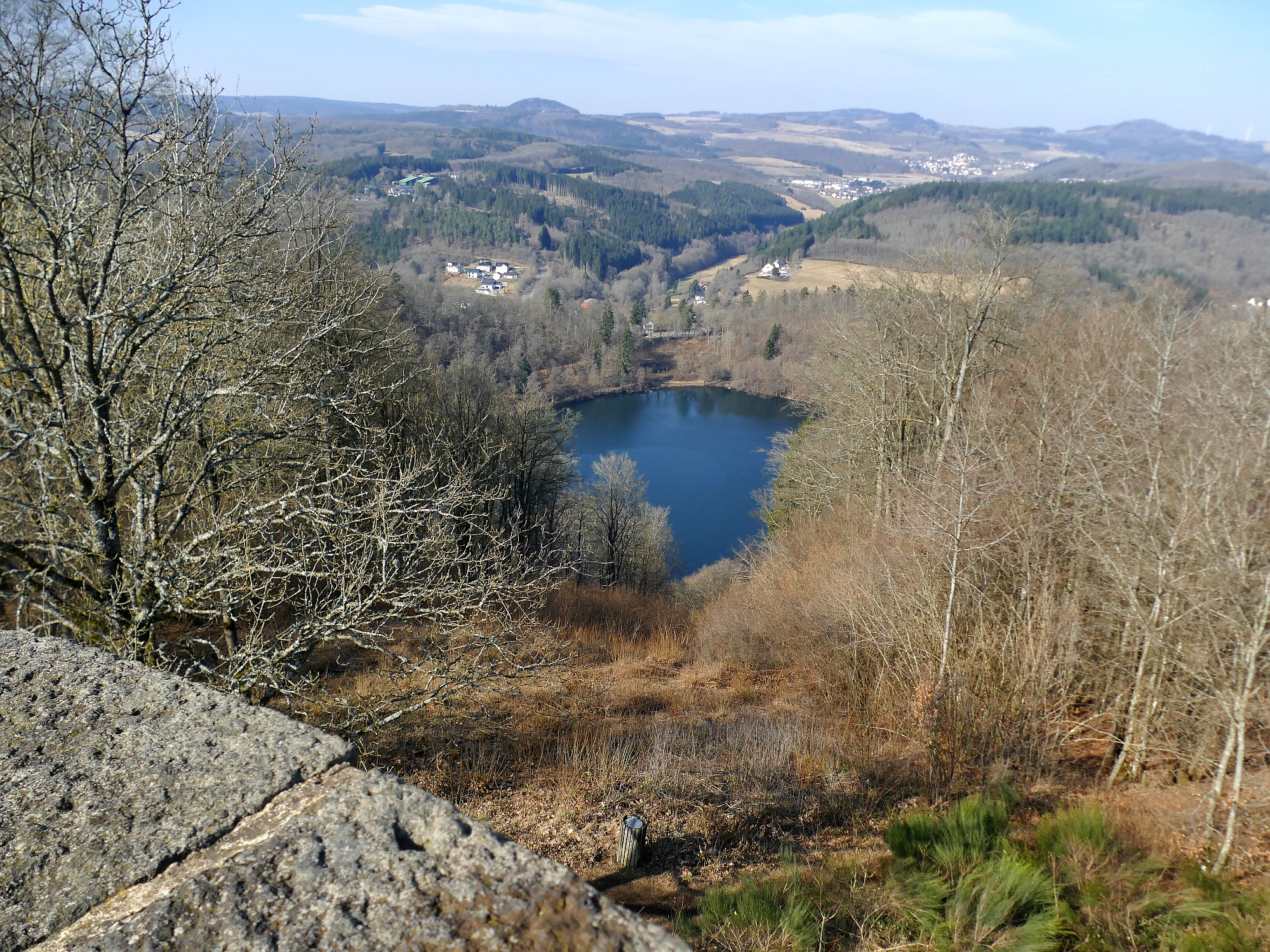 Das Gemündener Maar bei Daun, vom Dronketurm aus fotografiert