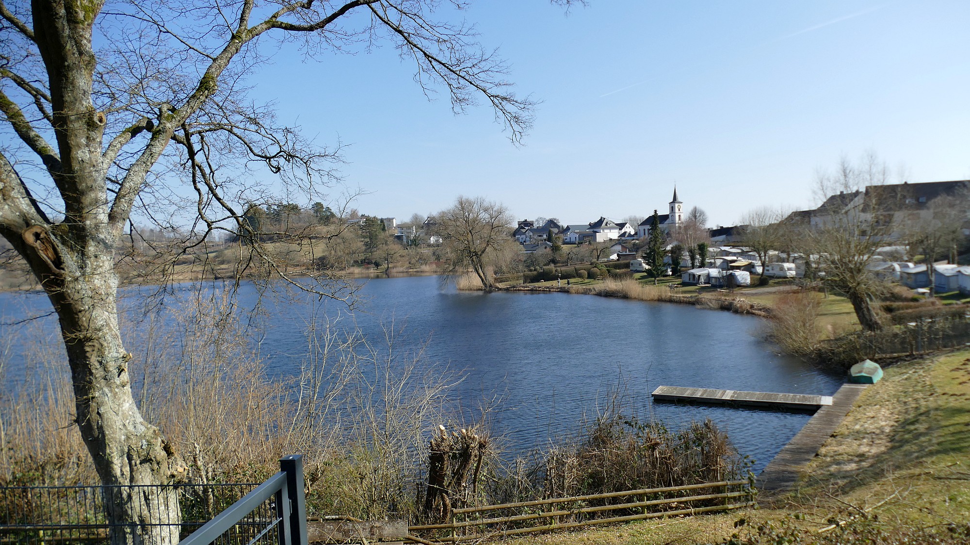 Das Schalkmehrener Maar mit dem Ort Schalkmehren