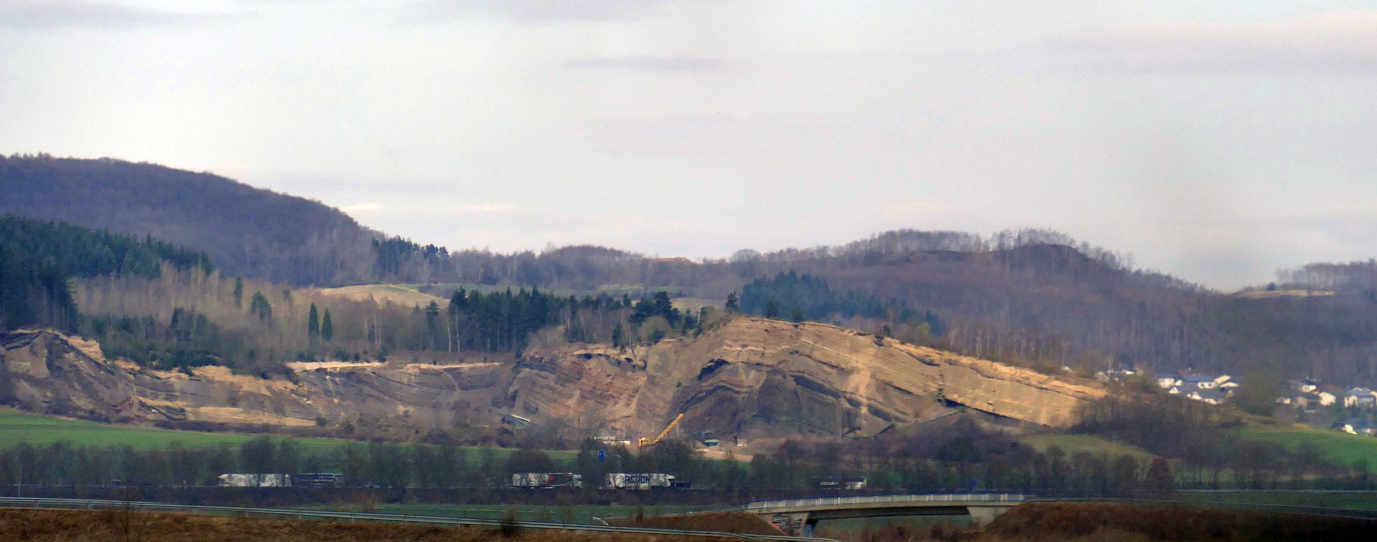 Der große Steinbruch am Eppelsberg, einem Schlackenkegel-Vulkan bei Kruft in der Eifel