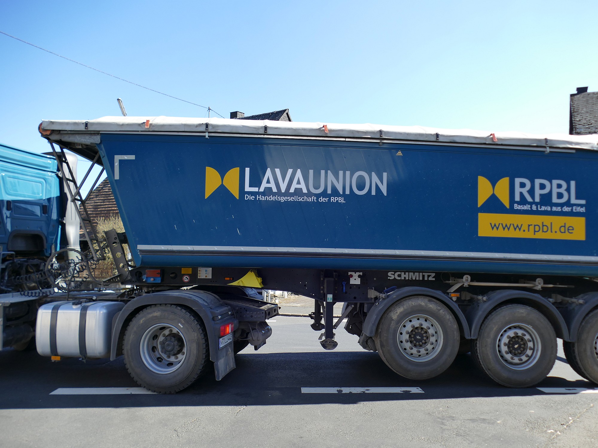 Ein LKW der Lavaunion, die Basalt und Tuff abbaut