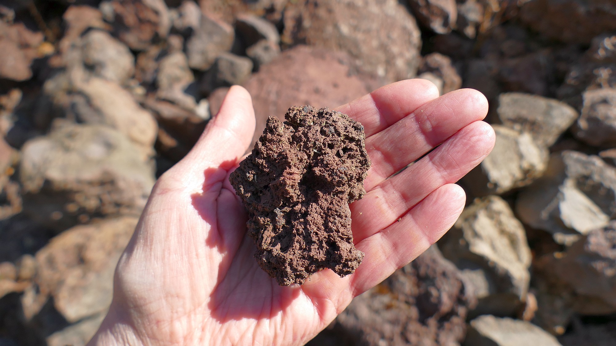 Die Hitze der Lava hat das umliegende lockere Gestein rot gefärbt; das Eisen darin ist oxidiert.