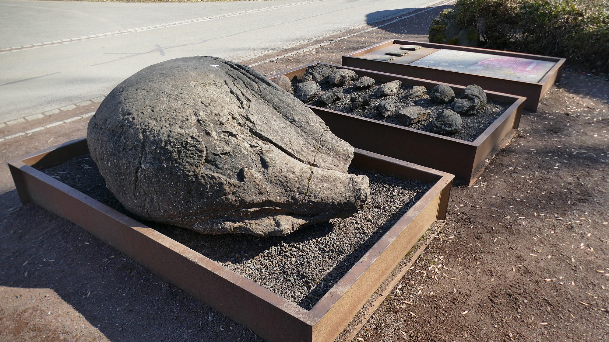 große und kleine Lavabomben in Strohn