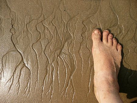 Erosionsspuren am Strand